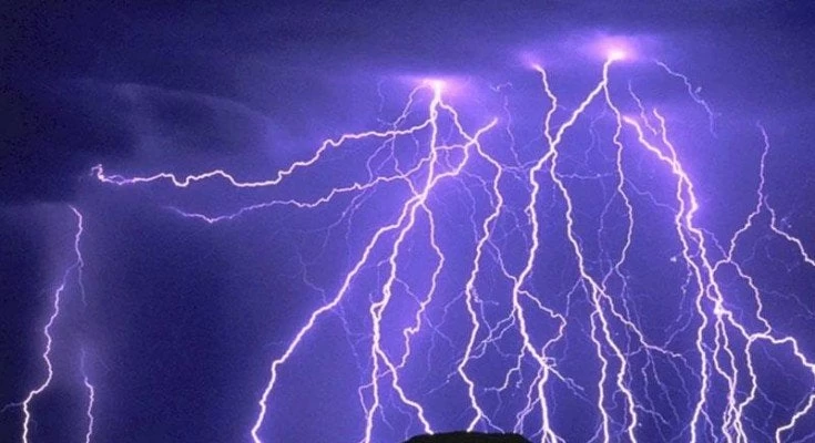 Ατελείωτοι κεραυνοί στους ελληνικούς ουρανούς – Πού σημειώθηκαν οι περισσότεροι – Δείτε εικόνες